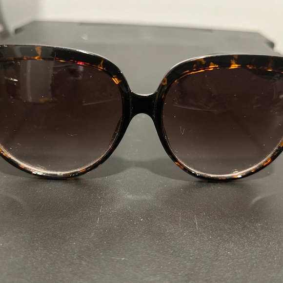 Brown Oversized Tortoiseshell Sunglasses with Gradient Lenses